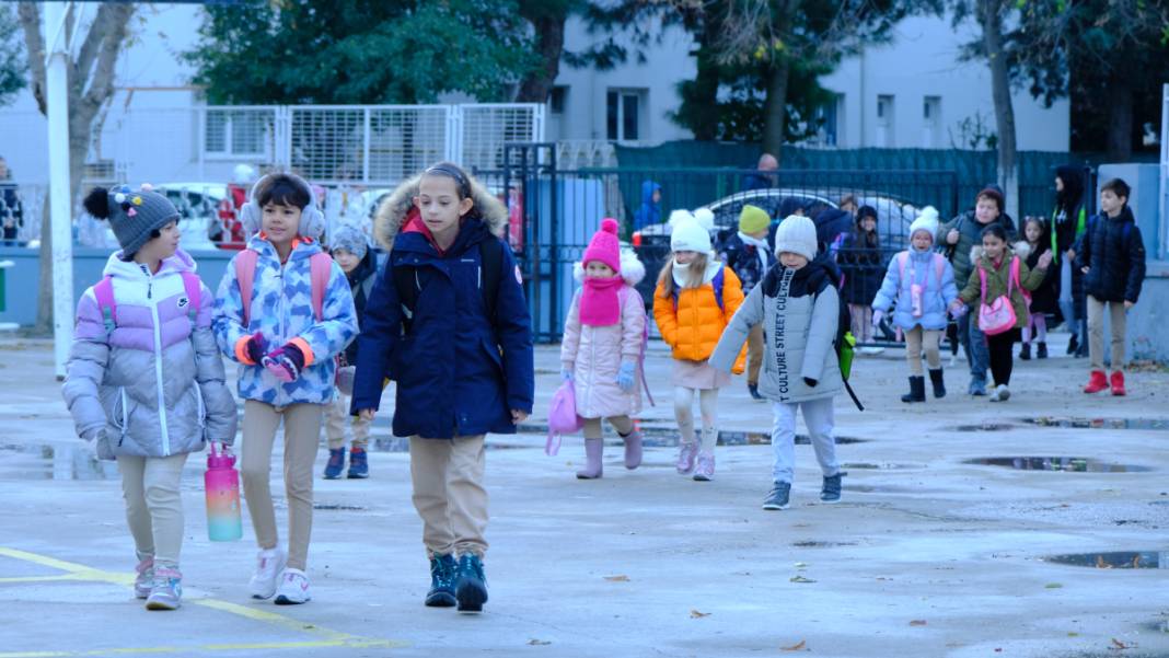 Öğrenciler 9 günlük tatilin ardından ders başı yapıyor! İlk ders zili bugün çaldı 4